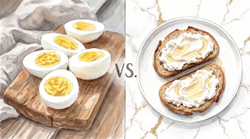 Acuarela dividida con el texto VS en el centro, mitades de huevo cocido a la izquierda y tostadas con queso a la derecha.