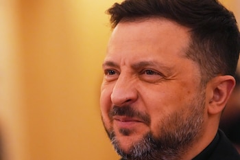 El presidente ucraniano Volodímir Zelensky llega a la cumbre del B9 en Bucarest, Rumania, el 13 de mayo de 2026, donde pidió mantener la presión sobre Rusia mientras Moscú lanzaba su ataque de 800 drones contra 20 regiones de Ucrania. (Vadim Ghirda/AP)