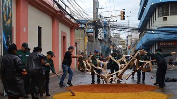 Lluvias interrumpen la tradición de las alfombras de aserrín en Tegucigalpa y San Pedro Sula