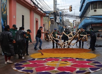 Las persistentes precipitaciones provocadas por fenómenos atmosféricos reducen el margen de acción de voluntarios y artesanos en la elaboración de alfombras. (Foto: Redes sociales)