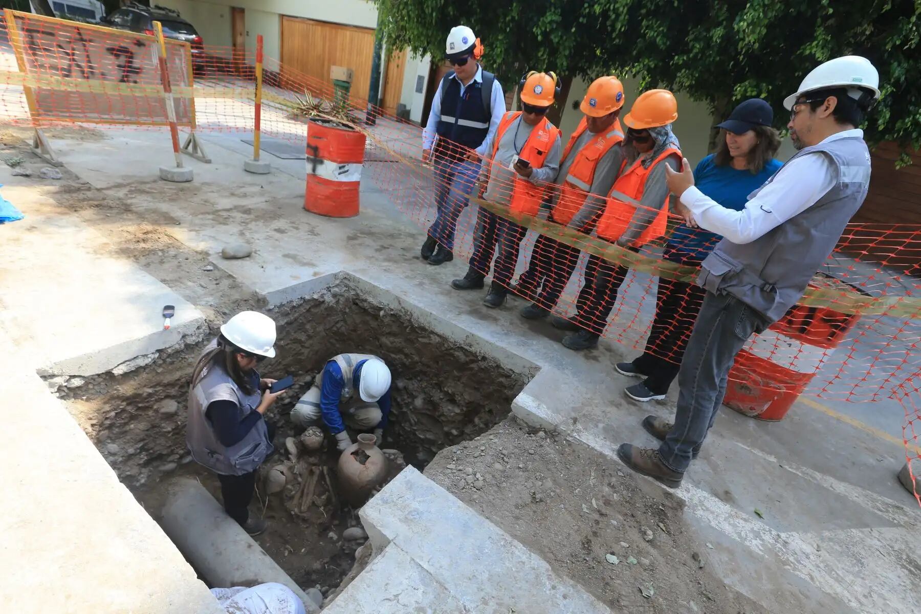 Un equipo de arqueólogos y obreros supervisa el entierro prehispánico de la cultura Blanco sobre Rojo, hallado en San Isidro y datado entre 1.800 y 2.000 años, lo que detuvo las obras de gas para su estudio y protección. (Foto: Agencia Andina)