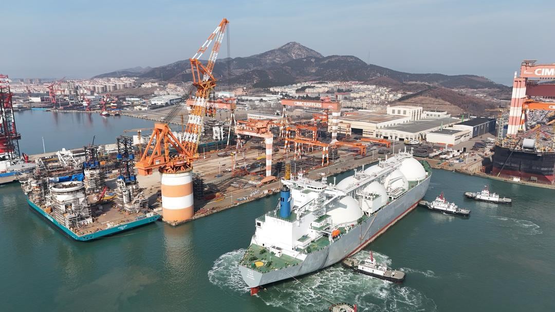 El MK II, habilitado inicialmente en 2004 como buque metanero, se encuentra adaptándose en un astillero de China, con llegada estimada a la Argentina en 2028