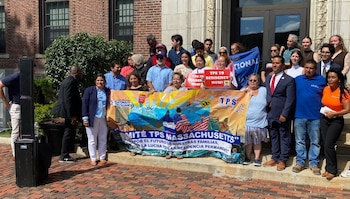 Beneficiarios del TPS, líderes comunitarios y organizaciones durante una conferencia de prensa. (Cortesía: Comité de TPS de Massachusetts)