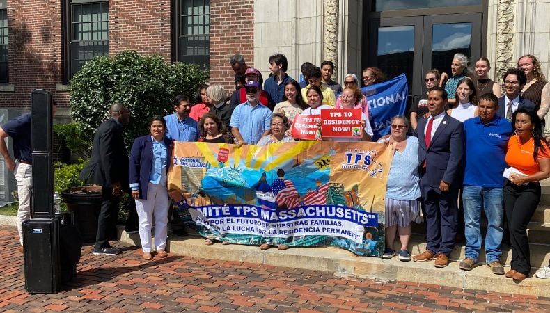 Beneficiarios del TPS, líderes comunitarios y organizaciones durante una conferencia de prensa. (Cortesía: Comité de TPS de Massachusetts)