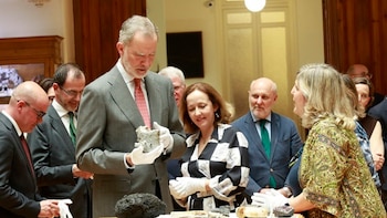 El Rey visita el Museo Geominero en su centenario y el CSIC le entrega una caja de minerales críticos y estratégicos
