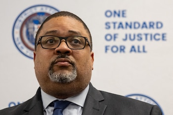 Alvin Bragg, el fiscal que tomó las decisiones más determinantes en la etapa final del caso penal más emblemático de la era #MeToo (Yuki Iwamura/Pool via REUTERS)