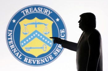 La ley fiscal republicana introdujo nuevas deducciones por propinas, horas extras y beneficios para familias, pero el descontento persiste (REUTERS/Dado Ruvic/Illustration)