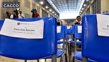 Durante la inauguración, varias sillas reservadas para autoridades judiciales permanecieron vacías, una ausencia que provocó fuertes cuestionamientos de la presidenta Laura Fernández y del expresidente Rodrigo Chaves. Crédito: Captura video Presidencia de la República