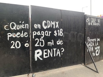Grafitis y mensajes sociales en los cercados del Azteca expresan preocupaciones sobre los costos de renta en la Ciudad de México. (Foto: Raúl A. González/Infobae México)