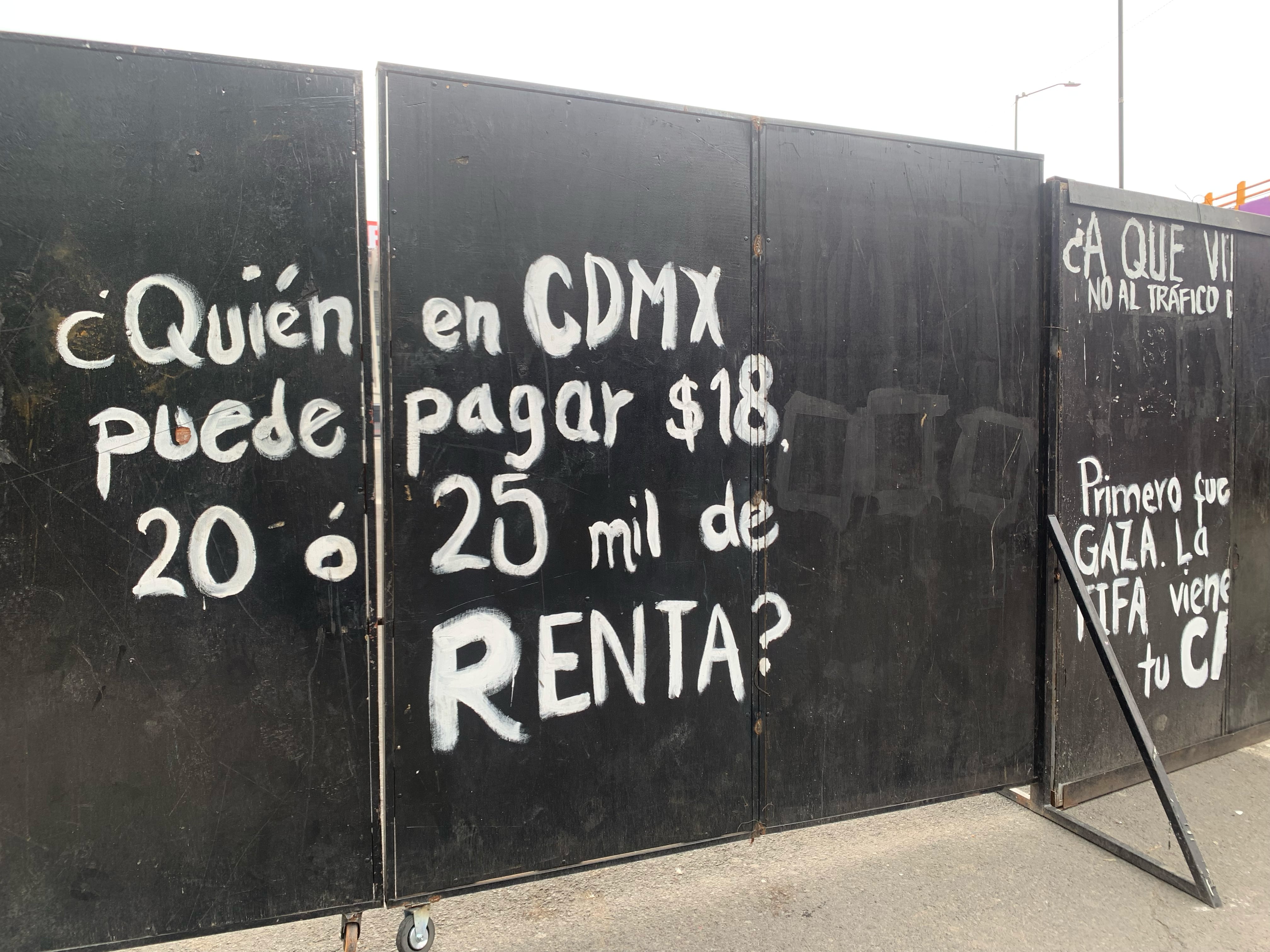 Grafitis y mensajes sociales en los cercados del Azteca expresan preocupaciones sobre los costos de renta en la Ciudad de México. (Foto: Raúl A. González/Infobae México)