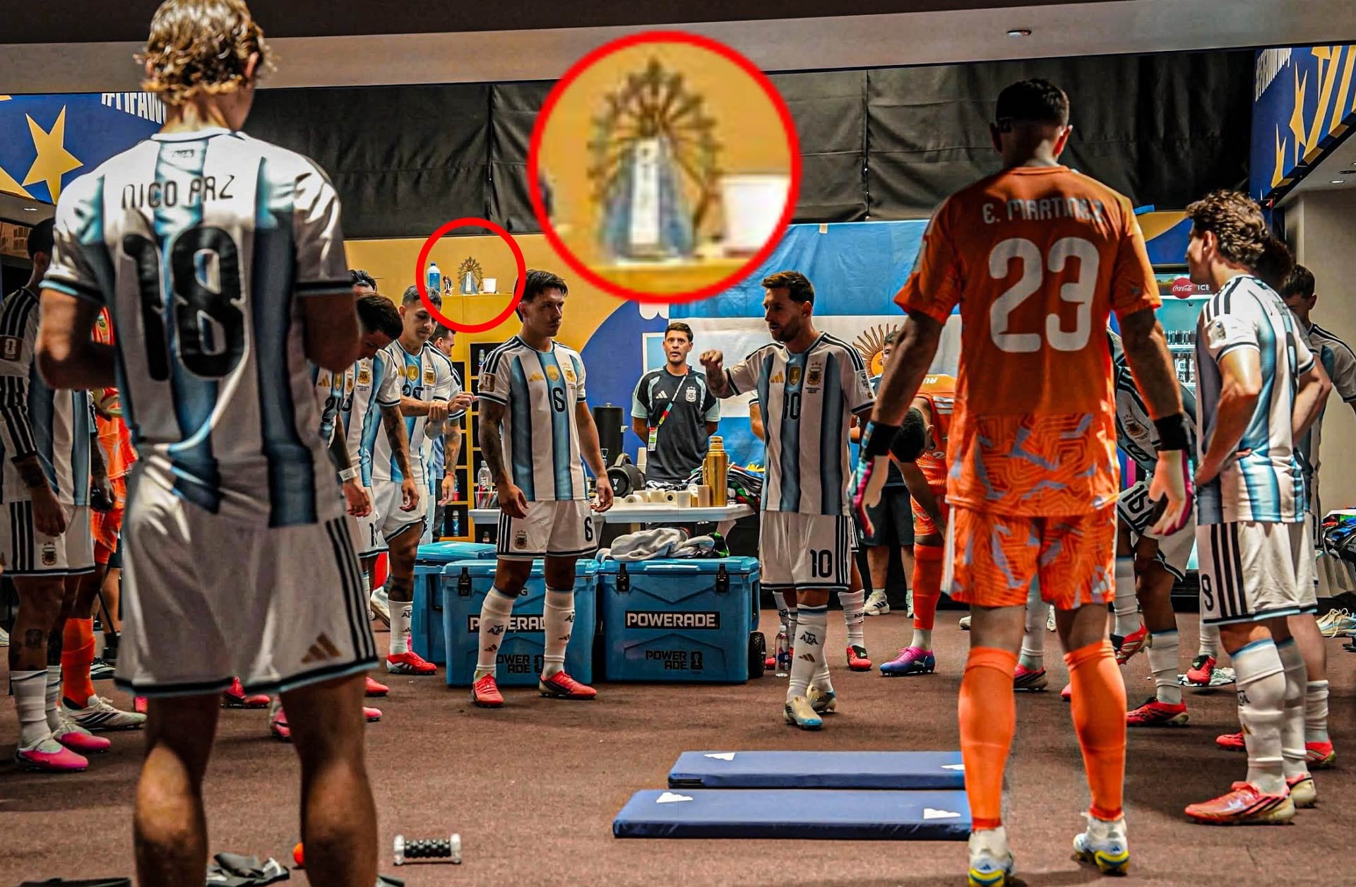 La imagen de la Virgen de Luján en el vestuario de la selección argentina antes del partido con Argelia en el Mundial