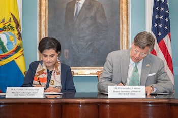 La canciller de Ecuador, Gabriela Sommerfeld y Christopher Landau, vicesecretario de Estado estadounidense.