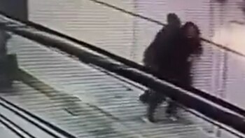 Video captó a una mujer