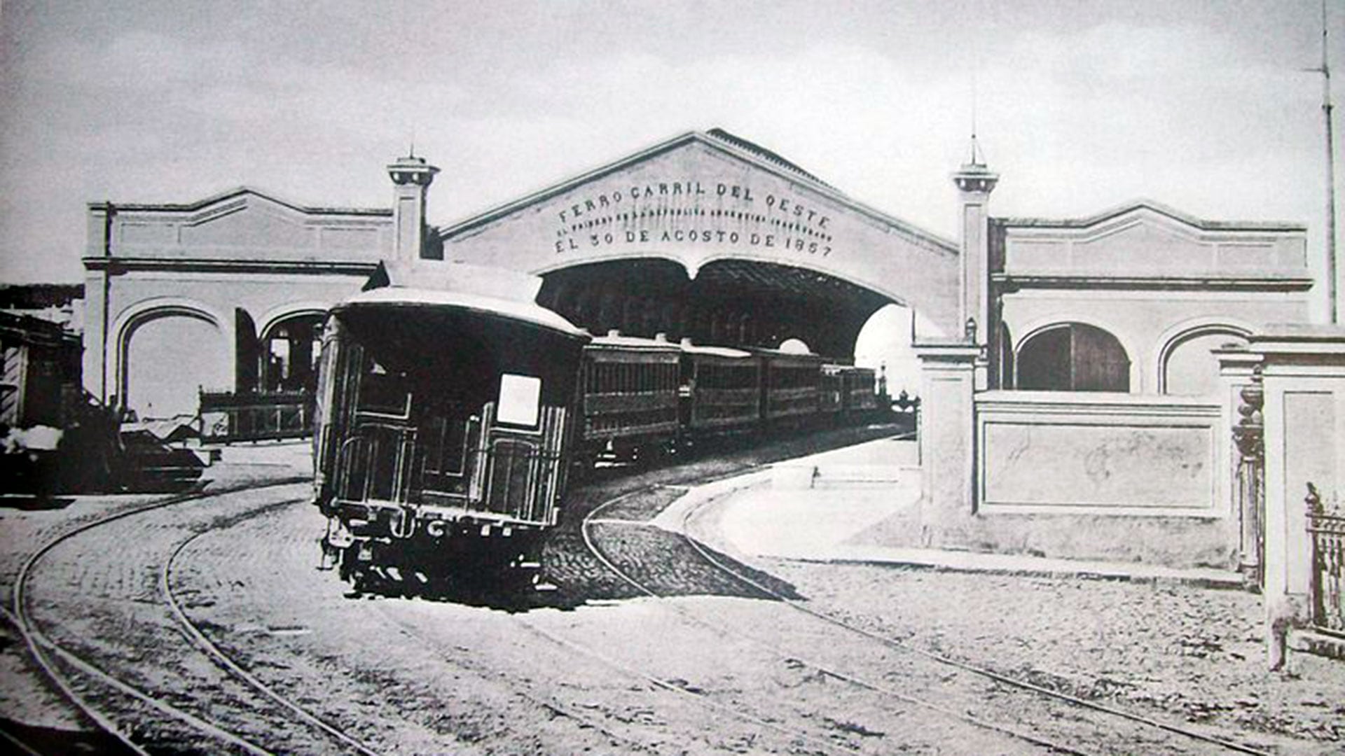 El primer ferrocarril fue el del Oeste. Cuando salía de la estación cabecera, atravesaba en diagonal la actual plaza Lavalle