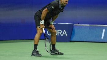 Djokovic desfallece en el US Open y hace saltar las alarmas tras una noche de llanto, dolor y vómitos: “Si solventa esos problemas con el calor, puede seguir ahí ganando partidos”