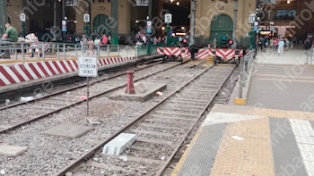 Denunció que la tiraron al piso al subir al tren en Constitución, pero la Justicia rechazó la demanda y la hizo pagar los gastos