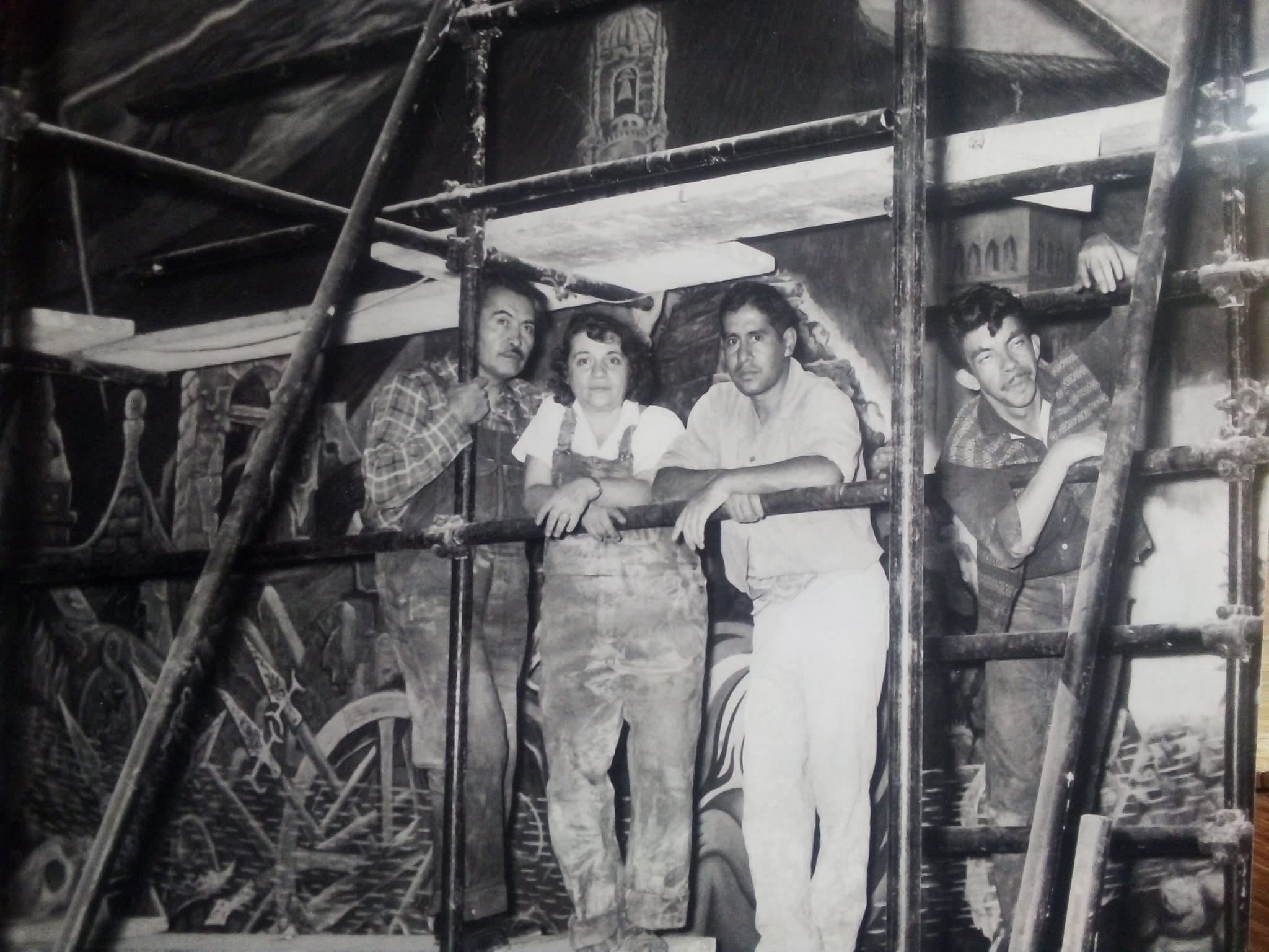 Aurora Reyes pintando el mural “Los Maestros en los Movimientos Sociales de la Patria”, 1962 / Crédito: Colección Héctor y Ernesto Godoy Lagunes