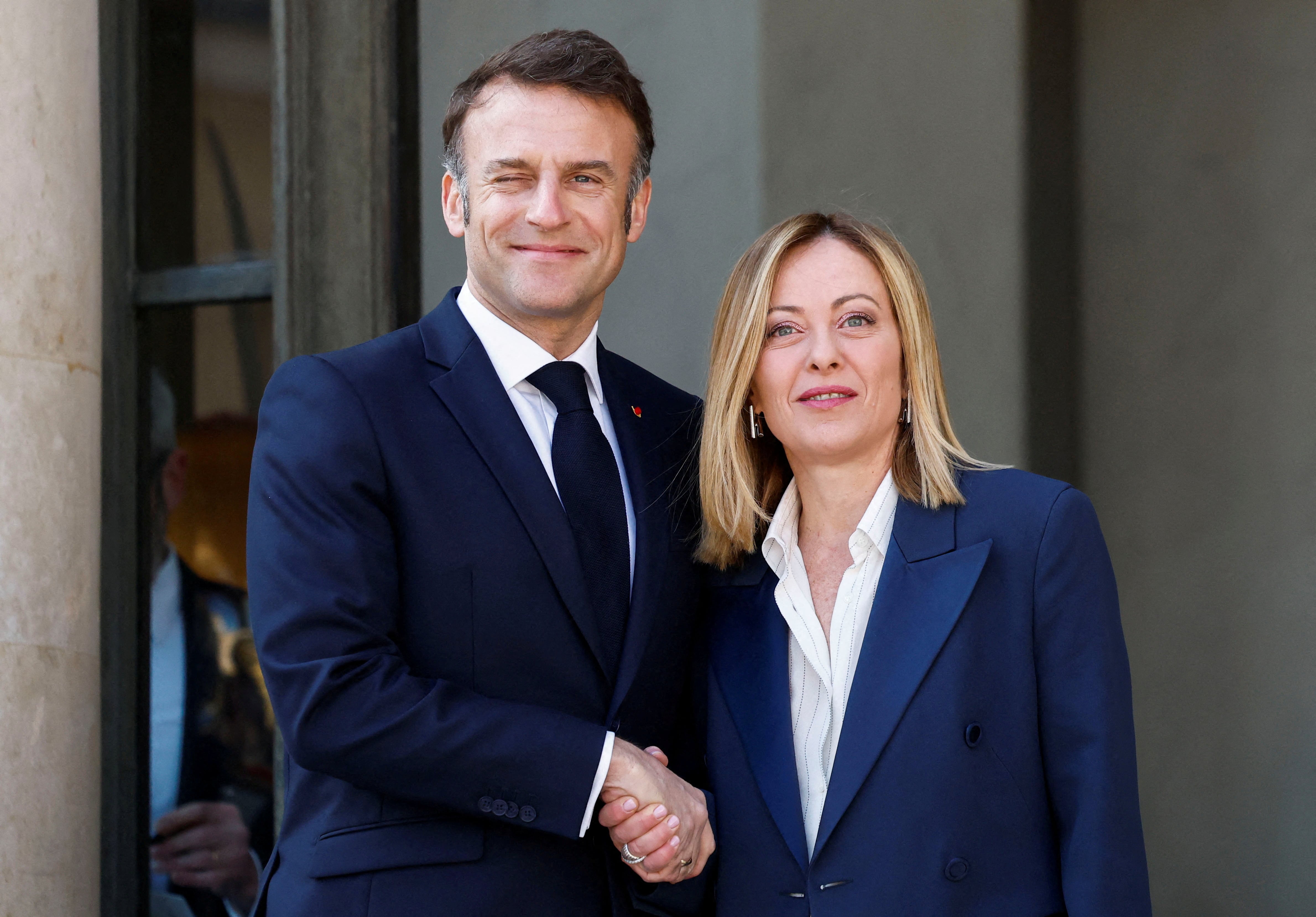 El presidente francés, Emmanuel Macron, junto a la primera ministra de Italia, Giorgia Meloni (REUTERS/Sarah Meyssonnier/Archivo)