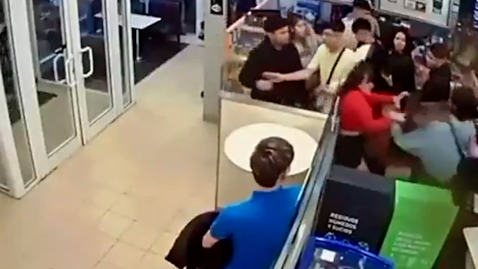 La atacante, vestida con remera roja y pollera negra, agredió a Guadalupe con patadas y golpes de puño.