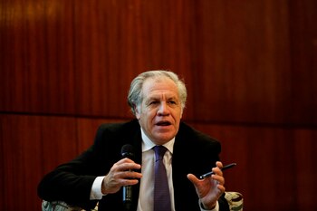 En la imagen, el secretario