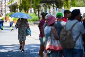 Una mujer se protege del