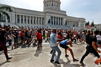 Imagen de archivo de personas se manifiestan frente al capitolio de Cuba en La Habana (Cuba) el 11 de julio de 2021 (EFE/Ernesto Mastrascusa)