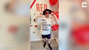 17-05-2021 Taylor Swift cancela la gira Lover Fest y este hombre celebra su cumpleaños organizando una fiesta temática en su honor.
MADRID, 17 may. (EDIZIONES) Tras enterarse de que la gira Lover Fest de Taylor Swift se había cancelado, Brian Houskeeper, auxiliar de vuelo, de 30 años, decidió organizar una enorme fiesta temática de Taylor Swift en su casa de South Jordan, Utah, Estados Unidos.
SOCIEDAD
YOUTUBE - CATERS - @BRIANHOUSKEEPER