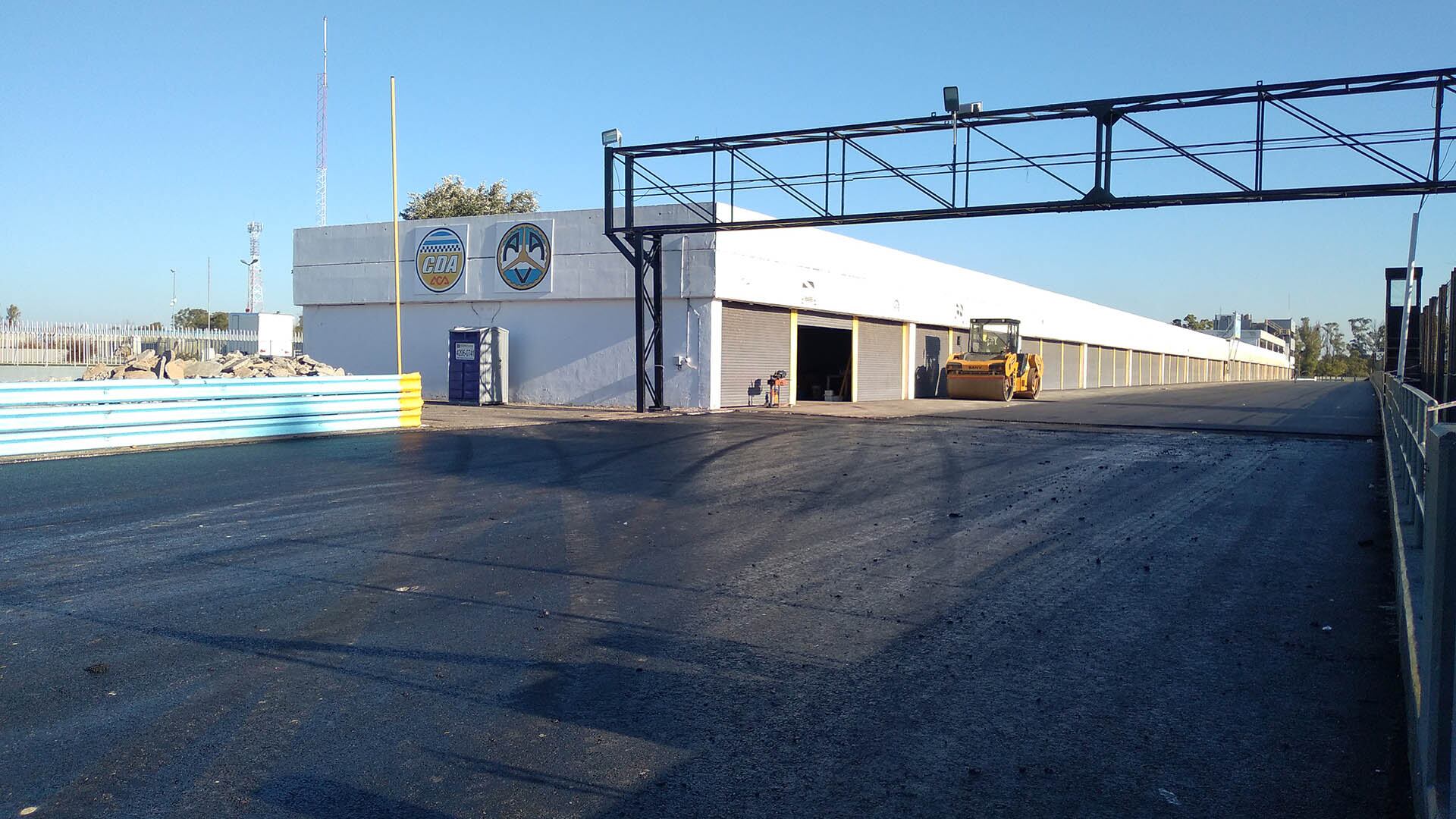 Se ampliarían los boxes construidos para la vuelta de la F1 en 1995. Se completaría la primera planta cubierta y se agregaría una segunda