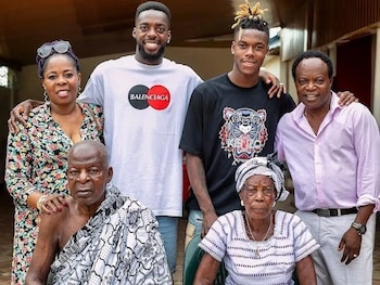 Nico e Iñaki Williams junto a su familia (INSTAGRAM).