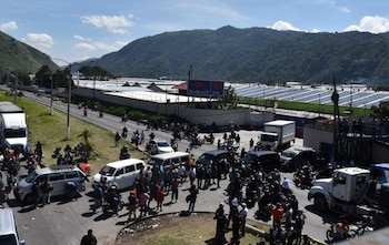 Las protestas en Palín y San Vicente Pacaya por el incremento a los combustibles derivaron en disturbios, bombas lacrimógenas, capturas y daños a viviendas y comercios.