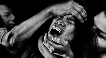 Una niña colombiana grita de