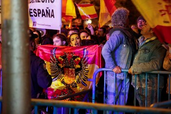 Protestas contra la amnistía frente