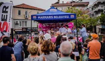 Integrantes de la delegación salvadoreña en el stand de El Salvador durante el Marmaris Latin Fest 2026 en Turquía./(Ministerio de Relaciones Exteriores)