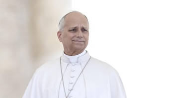 Un niño español que fue hospitalizado por un linfoma durante el Jubileo de los Jóvenes abraza al Papa: "Estoy curado"