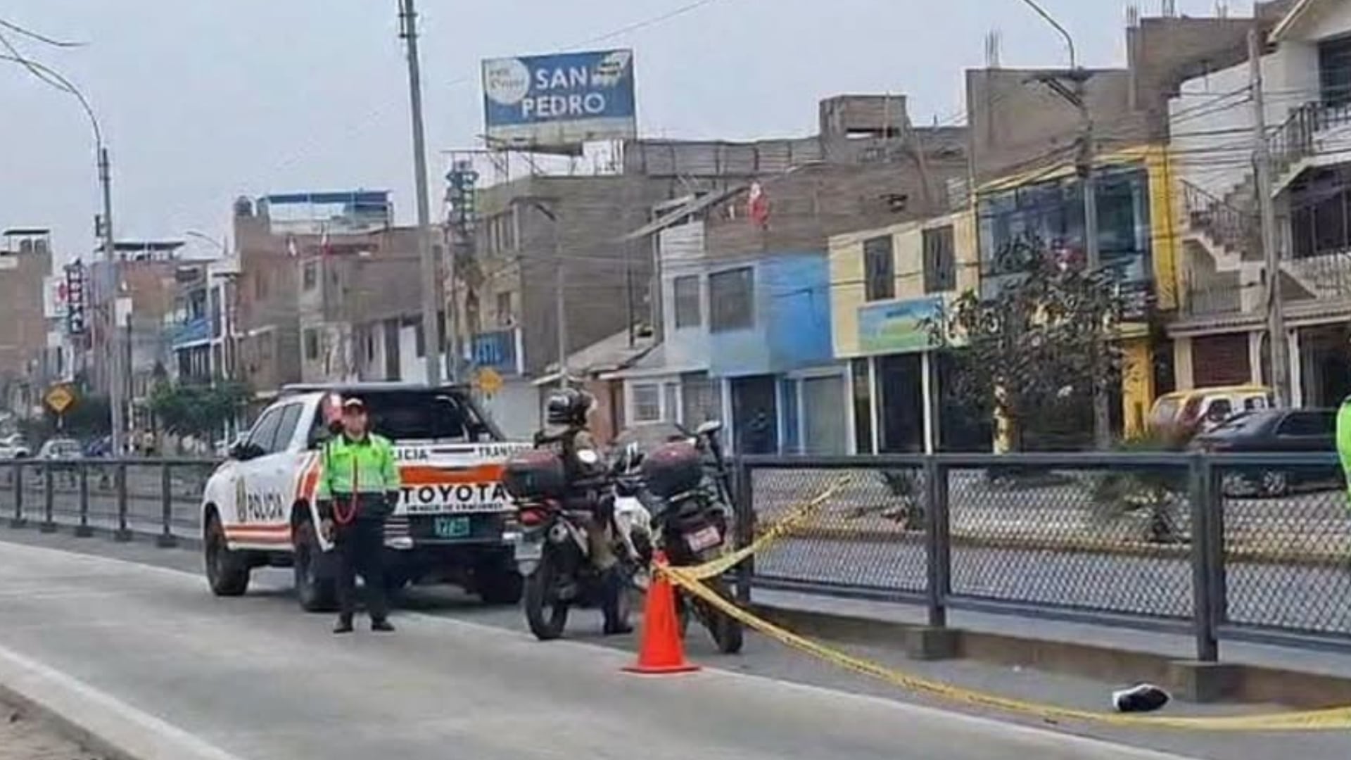 Motociclista invade la vía del Metropolitano, atropella y mata a un adulto mayor en Comas: buscan al conductor que huyó tras fatal atropello