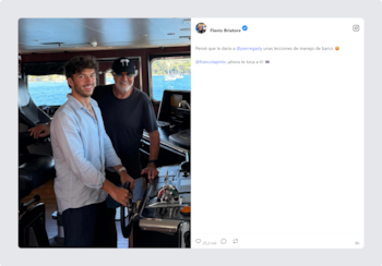 Pierre Gasly sostiene el timón de un barco junto a Flavio Briatore en la cabina de mando frente al mar