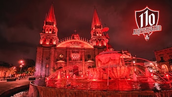 Guadalajara se ilumina de rojinegro por los 110 años del Atlas: estos son los lugares emblemáticos donde puedes tomarte la foto