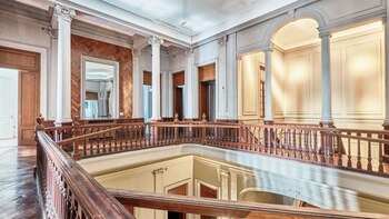 Escaleras, finos herrajes y columnas