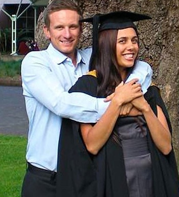 Turia Pitt junto a su