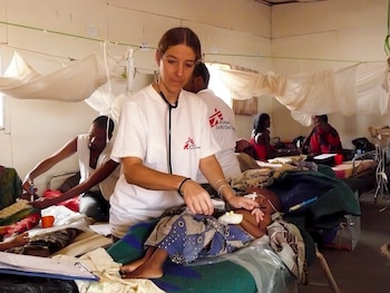 Carolina Nanclares, en el centro de estabilización de Malkadida, en Etiopía, durante una misión anterior de MSF. La médica argentina, en la organización desde 2006, pasó por más de una decena de países antes de coordinar el proyecto de ébola en Kisangani, en el Congo. (Foto: MSF / crédito y fecha por confirmar)