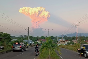 Gente mira mientras el monte
