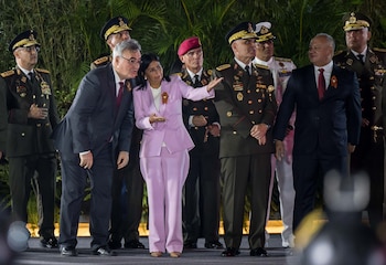 Desde la izquierda el embajador