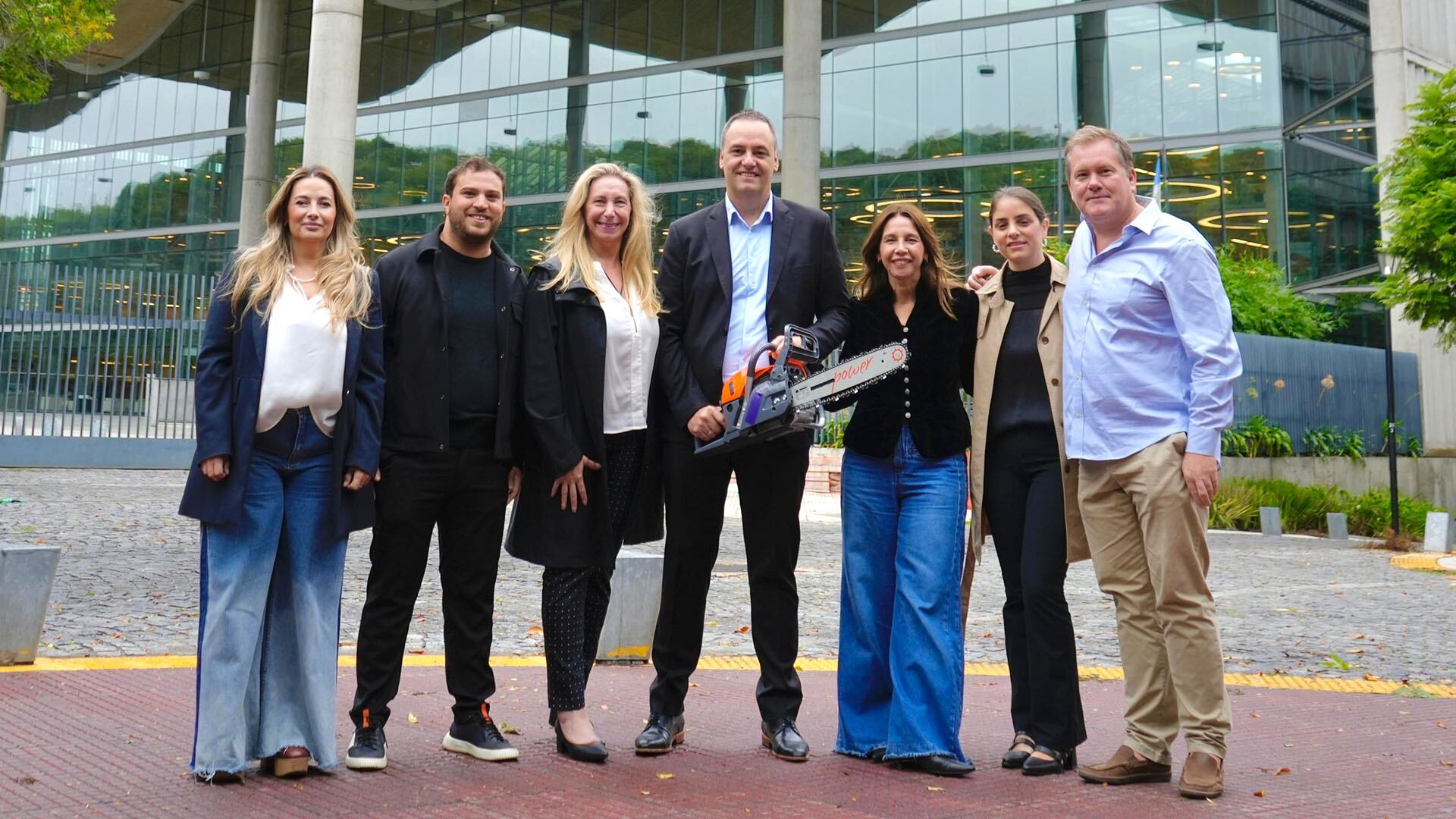 Manuel Adorni junto a Karina Milei en la sede de gobierno de Uspallata