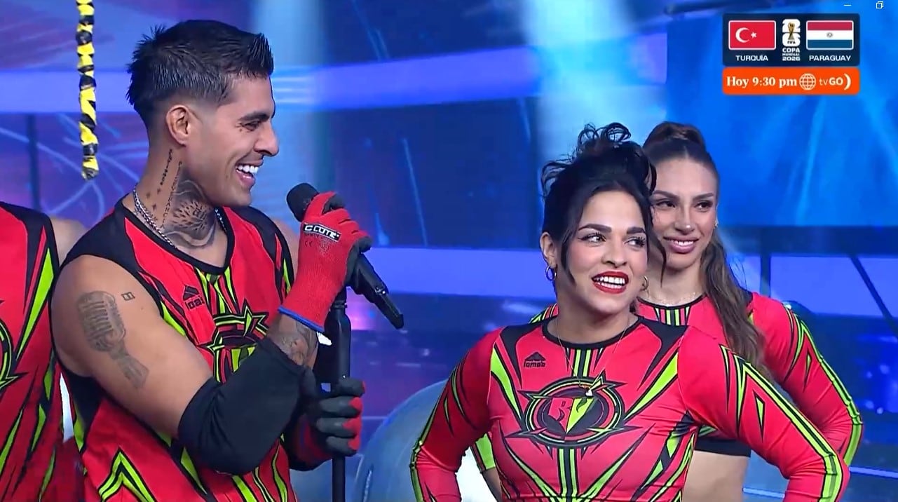 La imagen muestra a Paul Michael sosteniendo un micrófono junto a Raysa Ortiz y otra participante en el debut del programa Esto es Guerra.