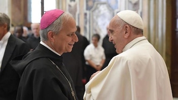 Robert Prevost y el papa Francisco. (Foto: Vatican News)