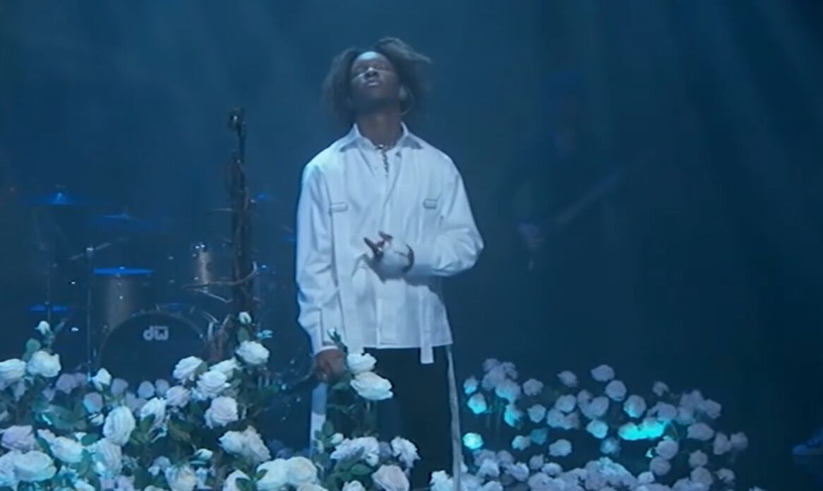 La policía de Los Ángeles investiga el hallazgo de restos humanos en un Tesla registrado a nombre del cantante D4vd. (Captura de pantalla/Jimmy Kimmel Live!/ABC News)