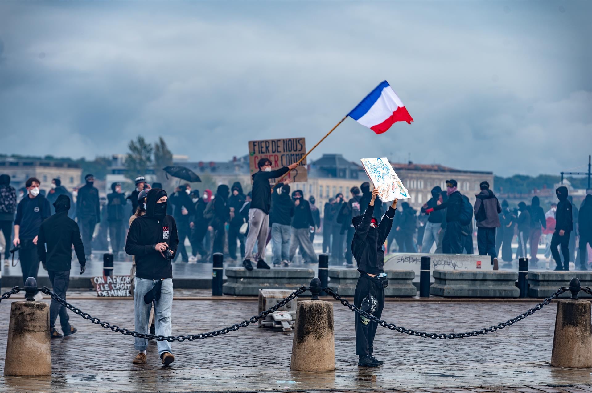 Francia eleva a 142 la cifra de detenidos en París durante las protestas del sábado