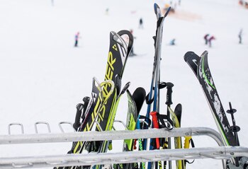 ARCHIVO - Los esquíes solo