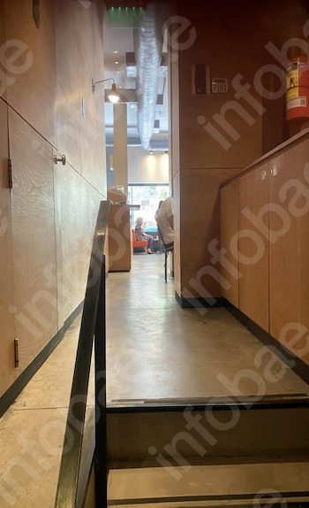 Cayó por las escaleras de un café en Belgrano, se fracturó un pie y demandó al local: más de $28 millones de indemnización