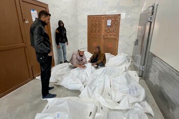 Palestinos en una morgue con